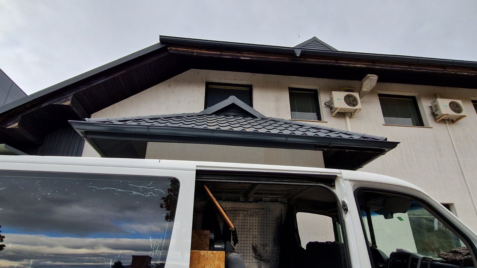 Tetőfedő mesterember munkában